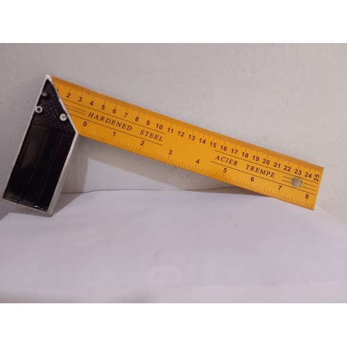 ESCUADRA METALICA 25CTMS
